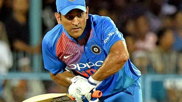 എംഎസ് ധോണി (23 ബോളില്‍ 11 റണ്‍സ്)