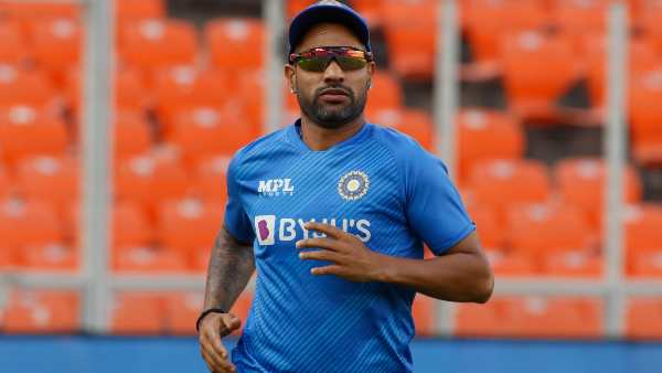 ധവാന്‍ കൂടുതല്‍ പ്രശംസ അര്‍ഹിക്കുന്നു