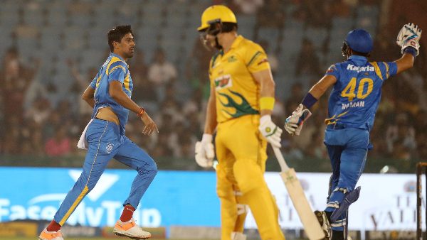 ഏഴു ബൗള്‍മാരെ ഇന്ത്യ പരീക്ഷിച്ചു