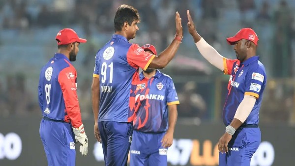 തല്ലുകൊള്ളിയായി ശ്രീശാന്ത്