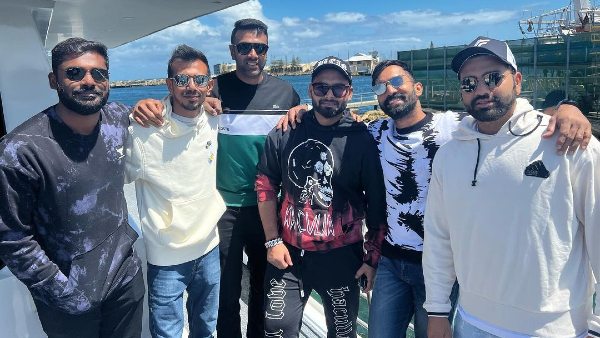 ടീമംഗങ്ങള്‍ക്കൊപ്പമുള്ള ഫോട്ടോസ്