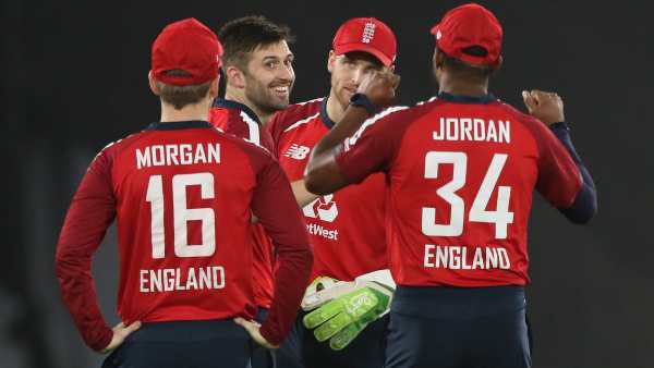 വലംകൈയന്‍ ബൗളര്‍