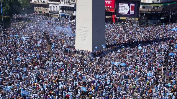 തെരുവുകളില്‍ ആഘോഷം