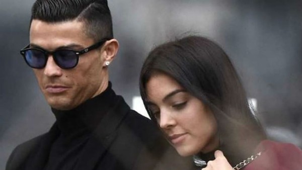 പരിശീലകനെതിരേ റൊണാള്‍ഡോയുടെ കാമുകി