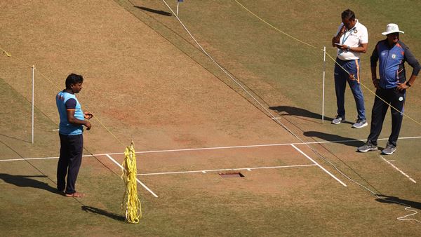 പിച്ചിനെ വരണ്ടതാക്കി തീര്‍ത്തു?