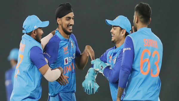 ഇന്ത്യയുടെ പേസ് നിര വിറപ്പിച്ചു