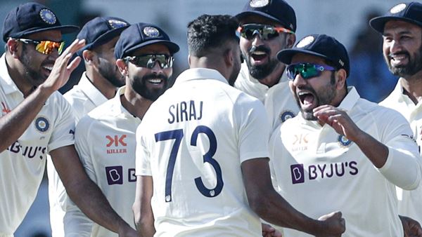 ആദ്യ പന്തില്‍ത്തന്നെ വിക്കറ്റുമായി സിറാജ്