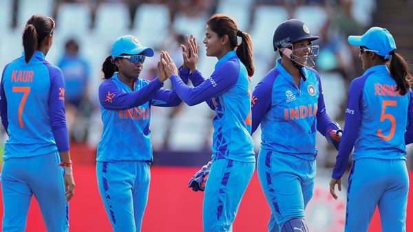 മുന്നില്‍ നിന്ന് നയിച്ച് പാക് ക്യാപ്റ്റന്‍