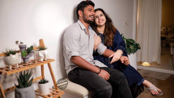ആദ്യം സുഹൃത്തുക്കളുമായി സൗഹൃദം