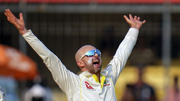 റൗണ്ട് ദി വിക്കറ്റ്