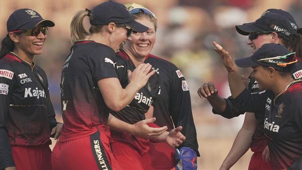 പുരുഷ ടീമിന്റെ പേര് കളഞ്ഞില്ല