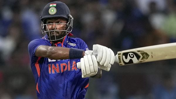 വിക്കറ്റ് വലിച്ചെറിഞ്ഞ് ഹര്‍ദിക്