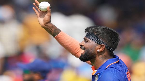 ബൗളിങ്ങില്‍ തിളങ്ങി ഹര്‍ദിക്