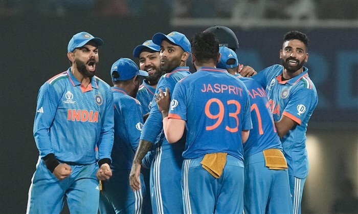 Ravindra Jadeja Flatten South Africa Batting -  India VS South Africa World Cup 2023 Photos (Match 37)