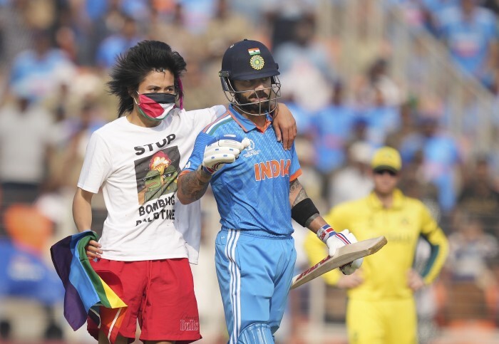 Security Breached As Fan Entered The Field To Meet Virat Kohli - India VS Australia Final CWC Match