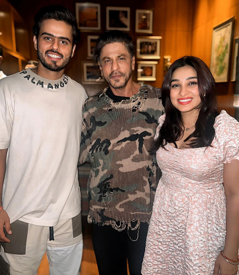 IPL 2024: Shah Rukh Khan Snapped With KKR Players Rinku Singh, Nitish Rana & More See Pics