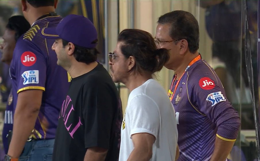 IPL 2024: Shah Rukh Khan & Siddharth Anand Enjoy KKR vs RR, Hugs Renowned Women's Cricketer Jhulan Goswami