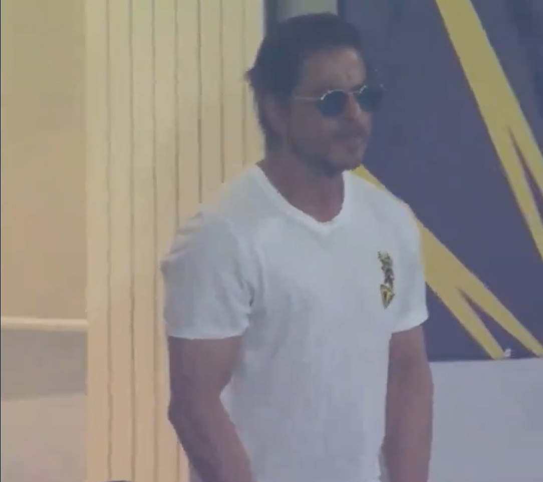 IPL 2024: Shah Rukh Khan & Siddharth Anand Enjoy KKR vs RR, Hugs Renowned Women's Cricketer Jhulan Goswami