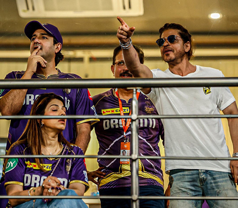 IPL 2024: Shah Rukh Khan & Siddharth Anand Enjoy KKR vs RR, Hugs Renowned Women's Cricketer Jhulan Goswami