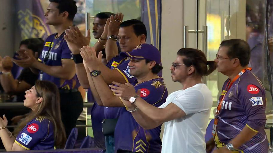 IPL 2024: Shah Rukh Khan & Siddharth Anand Enjoy KKR vs RR, Hugs Renowned Women's Cricketer Jhulan Goswami
