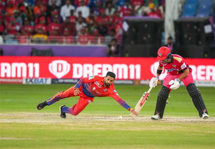 Sikandar Raza trying save a boundary of his own bowling.