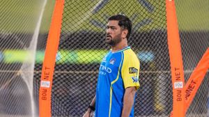 IPL 2026: காயத்திலிருந்து குணமடைந்து விட்டாரா தோனி? பயிற்சியில் அடித்த மிரட்டல் சிக்சர்.. இன்று பங்கேற்பாரா?