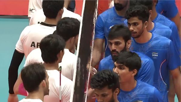 பாகிஸ்தானிடம் படுதோல்வி அடைந்து வெளியேறிய இந்திய வாலிபால் அணி.. 40 ஆண்டு கால பதக்கக் கனவு கலைந்தது