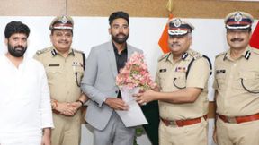 இனி வெறும் முகமது சிராஜ் இல்ல.. டிஎஸ்பி முகமது சிராஜ்.. பொறுப்பு கொடுத்து கெளரவித்த தெலங்கானா அரசு! இனி வெறும் முகமது சிராஜ் இல்ல.. டிஎஸ்பி முகமது சிராஜ்.. பொறுப்பு கொடுத்து கெளரவித்த தெலங்கானா அரசு!