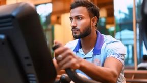 டி20 போட்டியில் 57 பந்துகளில் 99 ரன்கள் குவித்த இந்திய வீரர் மாடியில் இருந்து விழுந்து உயிரிழப்பு 