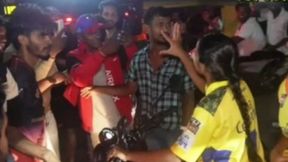 IPL 2025- RCB ரசிகர்கள் அட்டூழியம்! தனி ஆளாக எதிர்த்த CSK பெண் சிங்கம்..ஓடி வந்து காப்பாற்றிய போலீஸ் IPL 2025- RCB ரசிகர்கள் அட்டூழியம்! தனி ஆளாக எதிர்த்த CSK பெண் சிங்கம்..ஓடி வந்து காப்பாற்றிய போலீஸ்