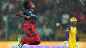 WPL 2026 ஏலத்தில் 10 மடங்கு ஊதியம் பெற்ற பவுலர்.. 33 வயதில் சாதித்த கேரள வீராங்கனை ஆஷா சோபனா