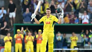 IPL 2026 ஏலம்: ஆஸ்திரேலிய வீரர் கேமரன் கிரீனை 25.20 கோடி கொடுத்து வாங்கியது KKR.. விலையை ஏற்றிய CSK