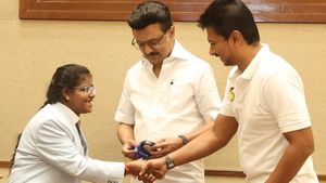 கேரம் விளையாட்டில் உலக சாம்பியன் பட்டம் வென்ற கீர்த்தனா.. தமிழக அரசு ரூ.1 கோடி பரிசுத்தொகை வழங்கியது