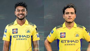 IPL Auction: ஐபிஎல் வரலாற்றில் புதிய ரெக்கார்ட் செய்த சிஎஸ்கே.. 2 பேருக்காக 28 கோடியை கொட்டி சாதனை 