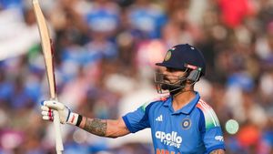 IND vs SA: 53வது சதத்தை பூர்த்தி செய்த விராட் கோலி.. 12வது முறையாக தொடர்ந்து 2 சதம் அடித்து அபாரம்