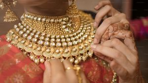 Gold Rate in Chennai Today (31th January 2026): Gold price decreases Rs 7600 per sovereign