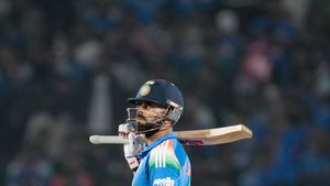 டெல்லி உள்ளூர் லீக் போட்டியில் விளையாடுவது போல் ஆடுகிறார் விராட் கோலி..  முகமது கையிப் கருத்து