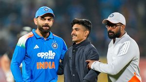 IND vs NZ: ஆடுகளத்திற்குள் நுழைந்த விராட் கோலி ரசிகர்..  கன்னத்தில் விழுந்த அறை