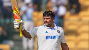 ரஞ்சி கோப்பை: சர்பராஸ் கான் அபார சதம்.. 5 சிக்சர், 11 பவுண்டரிகள் விளாசல்.. வலுவான நிலையில் மும்பை 