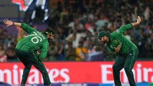 பாகிஸ்தான் பவுலர் உஸ்மான் தாரிக்கிற்கு ஆதரவாக அஸ்வின் குரல்.. பவுலருக்கு எதிரான விதியை மாற்றுங்க!