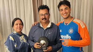 IND vs PAK: கொழும்பு சென்ற அபிஷேக் சர்மா பெற்றோர்.. இந்தியா - பாகிஸ்தான் போட்டியில் ஆடுவாரா?