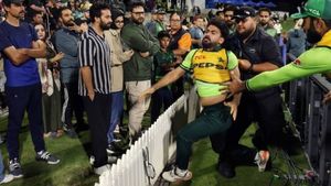 T20 WC: பாகிஸ்தான் தோற்ற விரக்தி.. மைதானத்தில் இங்கிலாந்து ரசிகருடன் மல்லுக்கட்டிய பாகிஸ்தான் நபர்