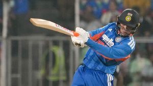 IND vs PAK: அபிஷேக் சர்மா எல்லாம் ஒரு பேட்ஸ்மேனா? சும்மா பேட்டை சுற்றுகிறார்- முகமது அமீர் பேச்சு