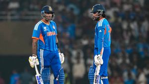 டி20 உலககோப்பை: 2 வீரர்கள் ரிட்டயர்ட் அவுட் ஆகியும் 240 ரன்கள் குவித்த இந்தியா..பயிற்சி ஆட்டத்தில் சாமி அடிய ஹர்திக்