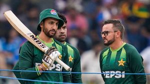 பாகிஸ்தான் அணியில் பிளவு? கேப்டன் சல்மான் ஆஹா உடன் மோதலா? பயிற்சியாளர் விளக்கம்