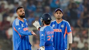 டி20 உலககோப்பை: தமிழக வீரர் வருண் சக்கரவர்த்திக்கு இந்திய அணி நிர்வாகம் வழங்கிய விருது