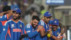 இந்திய அணி வீரர்களுக்கு தந்தை போல் சூர்யகுமார் இருக்கிறார்.. முரளி கார்த்திக் பாராட்டு