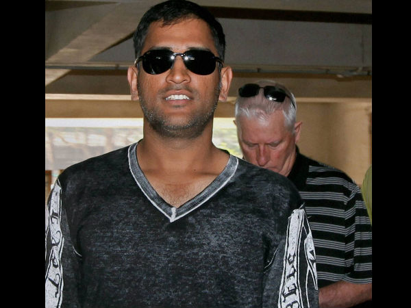 200 கோடி சம்பாதிக்கும் தோனி