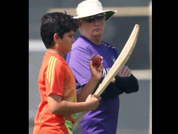 பாடிகார்டுகளுடன் வலம் வருகிறார்