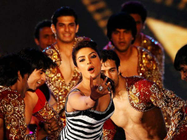 கண்கவர் ஸ்டார்கள் புடை சூழ...